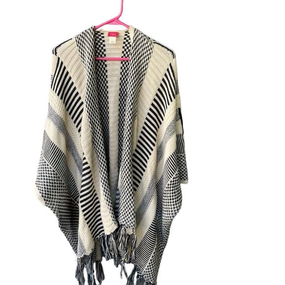 Daytrip size OS striped Poncho. - Picture 2 of 5